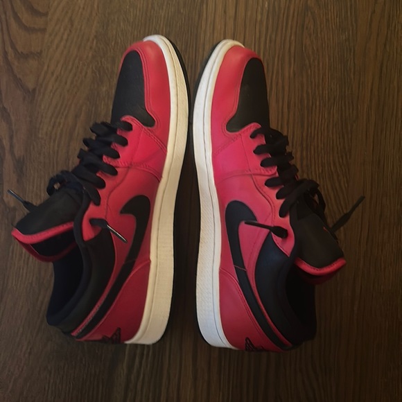 Jordan 1 black red low